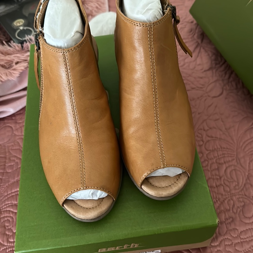 Earth women's brown leather sandal size 8
